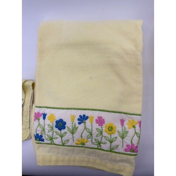 Vintage Avanti Yellow Towels & Wash Clothes Yellow Floral Trim 1970/80's - Picture 2 of 3